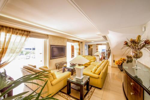 Stunning Villa with Large Pool, Billiard room and Mini-golf