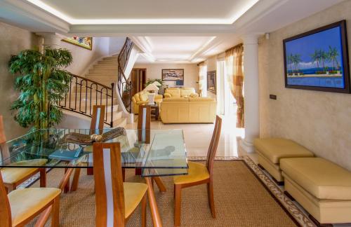 Stunning Villa with Large Pool, Billiard room and Mini-golf