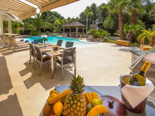 Stunning Villa with Large Pool, Billiard room and Mini-golf