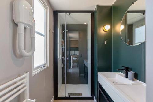 a bathroom with a sink and a mirror at Camping Papillon Bouillon - Vakantiehuis Relax 4P in Bouillon