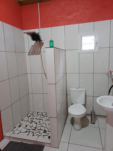 ein Badezimmer mit Toilette und Waschbecken in der Unterkunft Casa vermelho in Saint-Georges