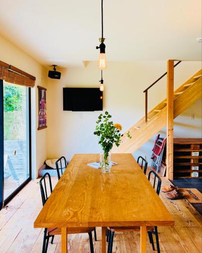 a dining room with a wooden table with chairs at HIKE Hayama愛犬と過ごす葉山のマウンテンビュー大人定員4名 in Hayama