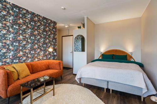 a bedroom with a bed and a couch at Studio Esterinkatu in Imatra