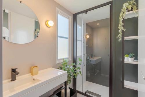 a bathroom with a sink and a mirror at Camping Papillon Kinrooi - Vakantiehuis Premium 4P in Kinrooi