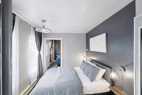 ein Schlafzimmer mit einem weißen Bett und einem Fenster in der Unterkunft Stylish and Pet-Friendly Apartment in Beacon in Beacon