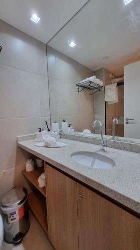 a bathroom with a sink and a mirror at Stúdio FRENTE MAR Centro de Convenções Salvador ArtStudio in Salvador