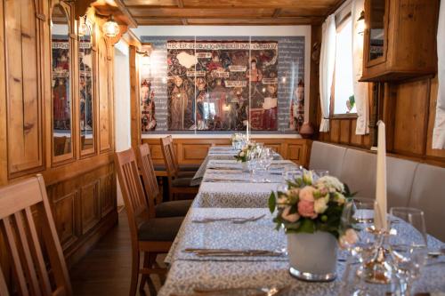 a dining room with a long table with flowers on it at Doppelzimmer 10 in Heidenheim