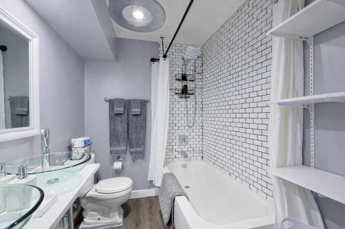 ein Badezimmer mit Badewanne, Toilette und Waschbecken in der Unterkunft Stylish and Pet-Friendly Apartment in Beacon in Beacon
