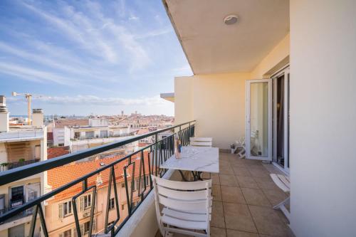 Antibes SkyView - central, cocooning avec terrasse et parking