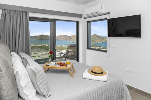 ein Schlafzimmer mit einem Bett und Meerblick in der Unterkunft Sole Mare Luxury Villa With Sea View & Private Pool in Elounda in Elounda