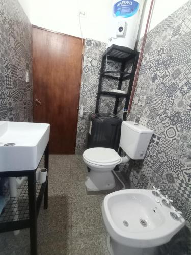 a bathroom with a toilet and a sink at Casa Colmena Turismo Rural in Londres