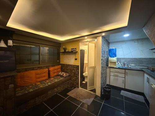 Una pequeña cocina con fregadero y refrigerador. en City huts, en Umm Uthainah