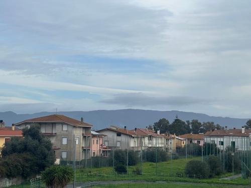 a row of houses with mountains in the background at B&B Filomena in Santa Giusta