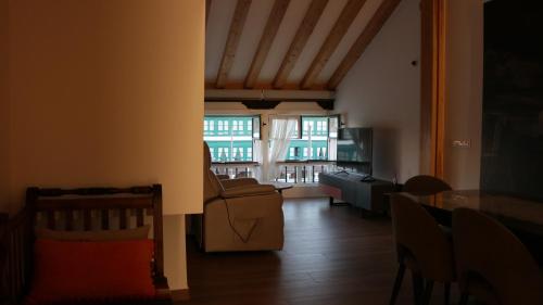 a living room with a couch and a table at Almagro Plaza Apartamento in Almagro