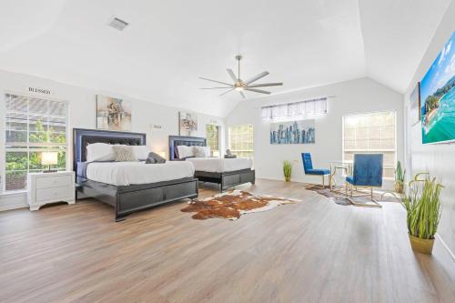 a bedroom with a bed and a table and chairs at Meadow Park in Allen