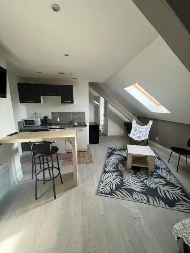 Studio, étage 3, spacieux refait à neuf