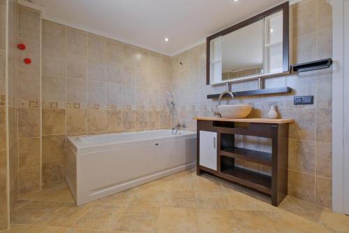 ein Badezimmer mit Badewanne und Waschbecken in der Unterkunft Villa Brezza in Fethiye