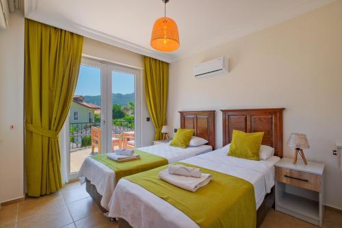 zwei Betten in einem Zimmer mit Balkon in der Unterkunft Villa Brezza in Fethiye