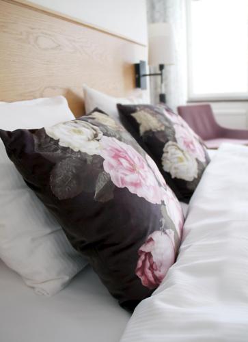 un letto con quattro cuscini sopra di Wiks Slott a Vik