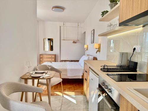 Rooftop Oasis - Design Studio with Acropolis View