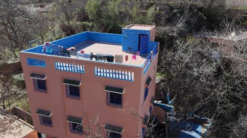 Draufsicht auf ein Gebäude mit blauem Dach in der Unterkunft Dar Imoughlad in Marrakesch