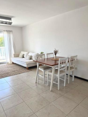 a living room with a table and chairs and a couch at R Haus 2 Con Cochera in Concordia