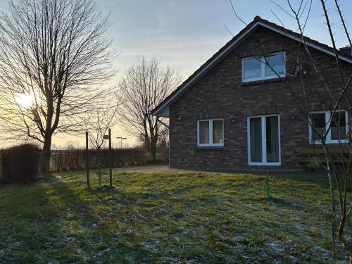 a brick house with a window on the side of it at Ferienhaus Tutsch Ostblick in Wangels