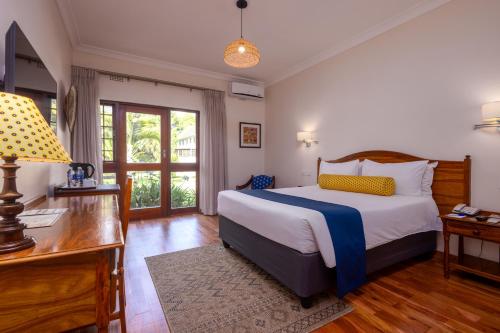 En eller flere senge i et værelse på Bronte Hotel