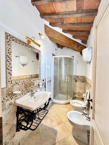 a bathroom with two sinks and a shower at La Pietra Dorata in Rapolano Terme