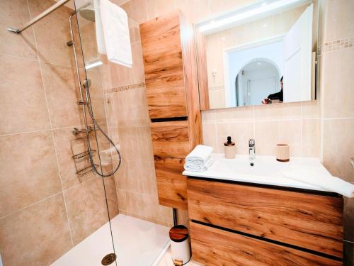 Modern Gem 200m from Beaches with Balcony, AC and Tram