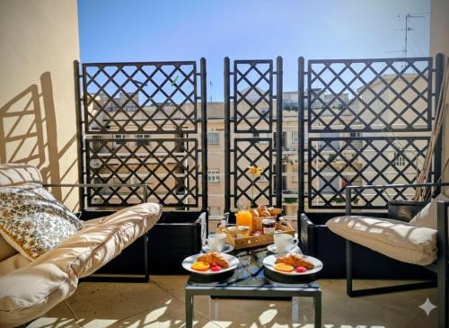 Modern Gem 200m from Beaches with Balcony, AC and Tram