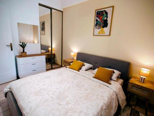 Modern Gem 200m from Beaches with Balcony, AC and Tram