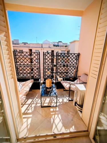 Modern Gem 200m from Beaches with Balcony, AC and Tram