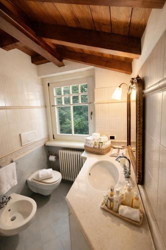 a bathroom with a sink and a toilet at Atelier Monte Bago in Felegara