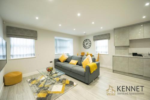 a living room with a couch and a kitchen at Chester House in Reading