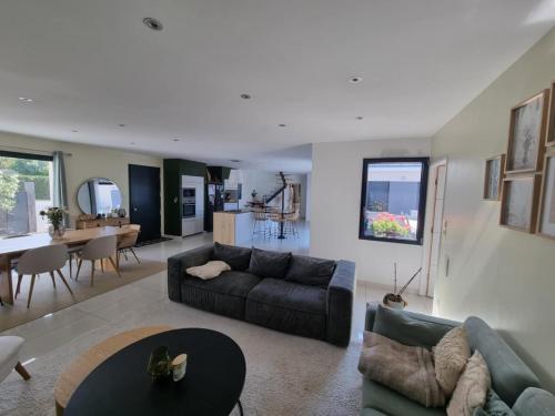 Villa tout confort avec piscine, 5 chambres, proche Loire