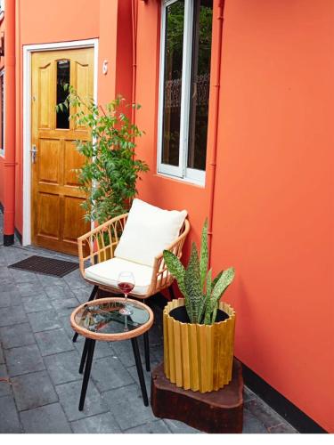 Work- Friendly 1- Bedroom Apt- Kitchen & AC