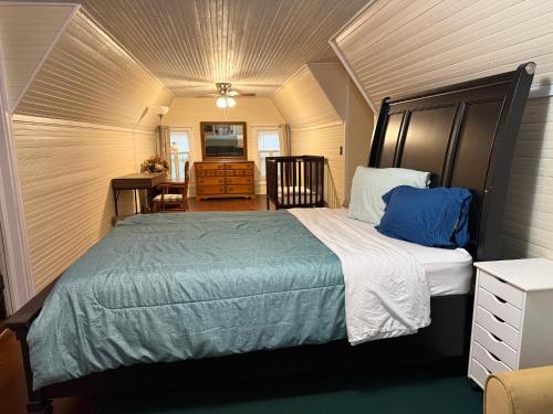 a bedroom with a large bed in a room at Brick House Retreat in Hamlet