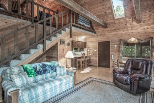 a living room with a couch and chairs in a cabin at RockInn Pines in Ruidoso