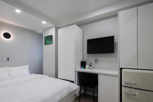En eller flere senger på et rom på Hostel Mega Daechi