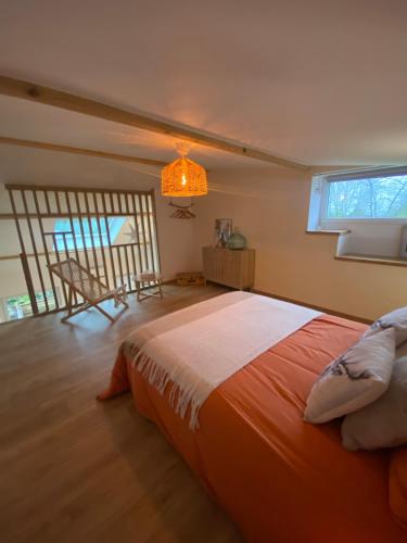 La petite maison في فاليز: غرفة نوم بها سرير كبير ونافذة