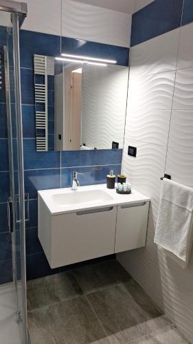 ein Badezimmer mit einem weißen Waschbecken und einem Spiegel in der Unterkunft Casa Lab in Senise