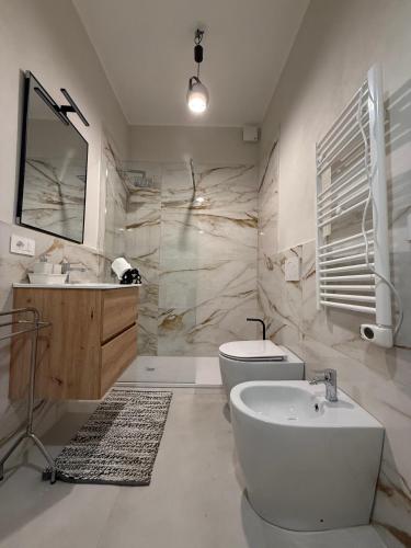 a bathroom with a tub and a toilet and a sink at Brugnoli 13 Guest House in Bologna