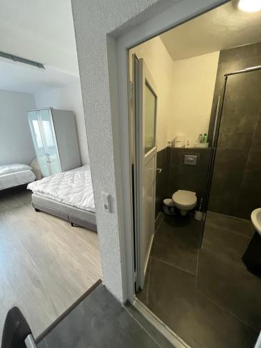 a room with a bathroom with a bed and a shower at Ferienwohnung Fatlume No 7 in Bad Honnef am Rhein