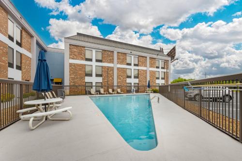 a swimming pool with two lounge chairs and an umbrella at Comfort Inn Chattanooga Downtown Southside in Chattanooga