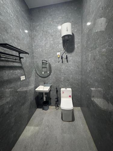 a bathroom with a toilet and a sink at Jasmin A Luxury Stay-900m Walk To The Taj Mahal,Free Parking in Agra