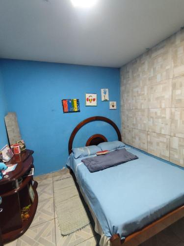 a bedroom with a bed and a dresser in it at Quarto para carnaval Olinda e Recife in Paulista