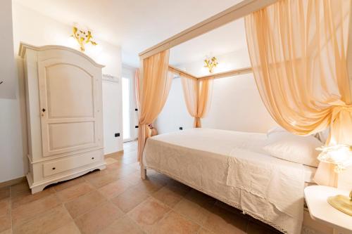 a bedroom with a bed and a window at La Curte - B&B in Melendugno