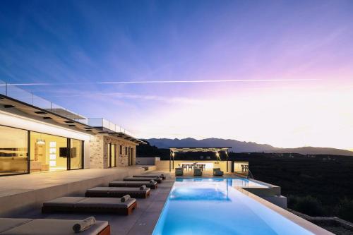 Villa Maninee-Bespoke Villa-Heated Pool -BBQ-Seaview