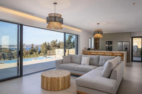 Villa Maninee-Bespoke Villa-Heated Pool -BBQ-Seaview